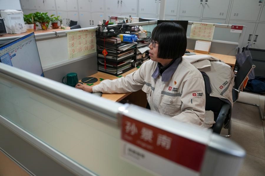 Uma deputada da APN e soldadora sênior dedicada ao treinamento de jovens artes?os