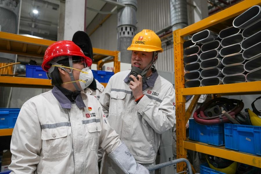 Uma deputada da APN e soldadora sênior dedicada ao treinamento de jovens artes?os