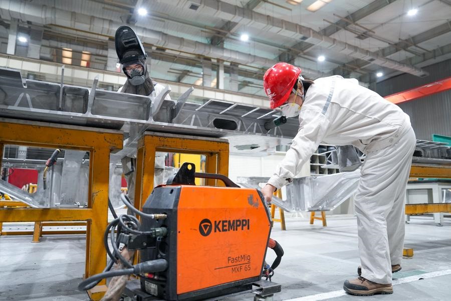 Uma deputada da APN e soldadora sênior dedicada ao treinamento de jovens artes?os