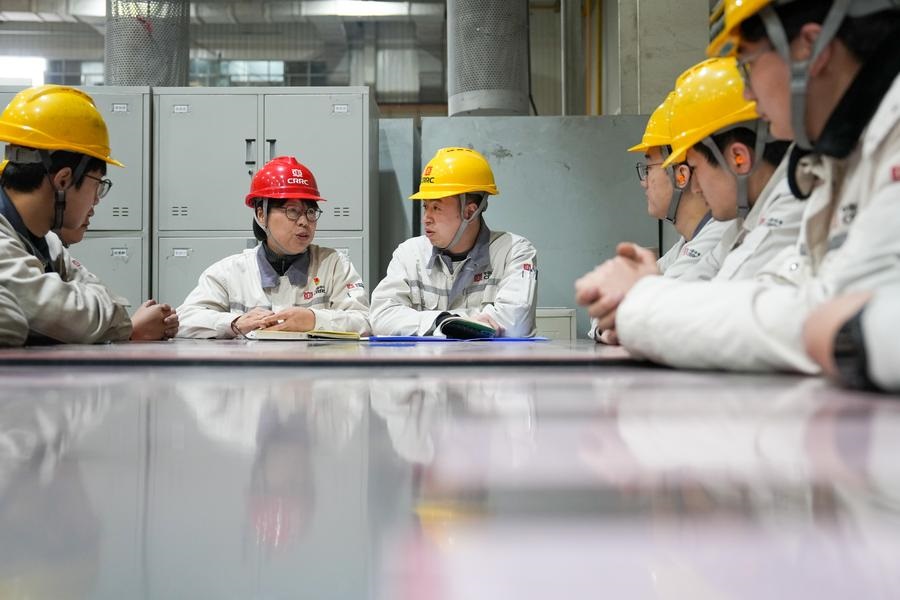 Uma deputada da APN e soldadora sênior dedicada ao treinamento de jovens artes?os