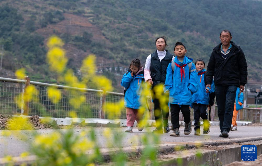 Yunnan: alunos da regi?o montanhosa v?o à escola de teleféricos