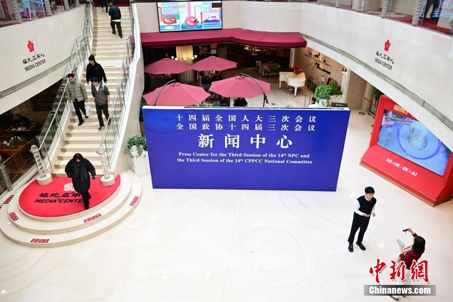 Centro de imprensa aberto para as 