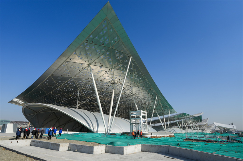 Centro de Transporte Integrado do subcentro de Beijing está em constru??o