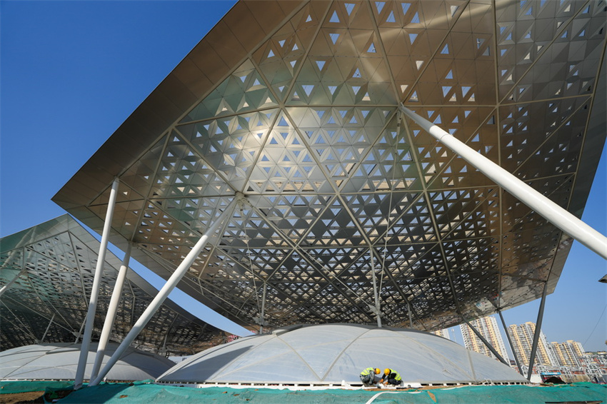 Centro de Transporte Integrado do subcentro de Beijing está em constru??o