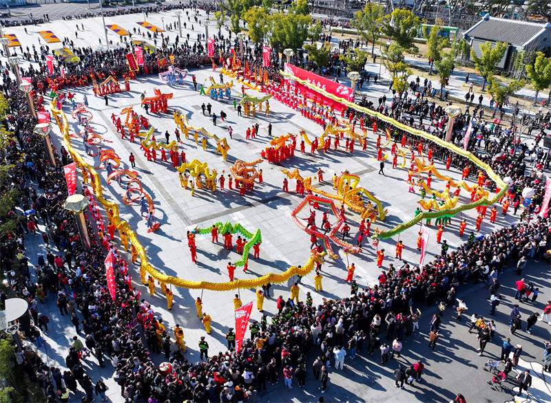 Fenghua, leste da China, realiza desfile de dan?a do drag?o de tecido