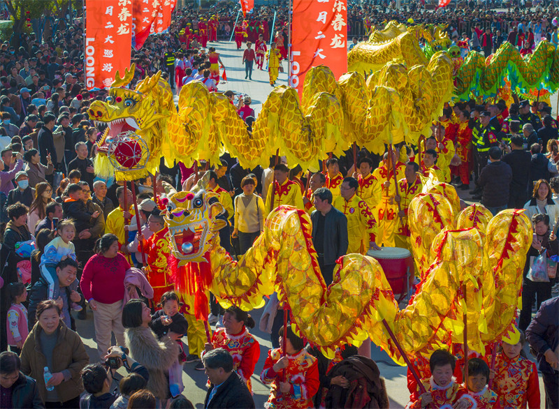 Fenghua, leste da China, realiza desfile de dan?a do drag?o de tecido