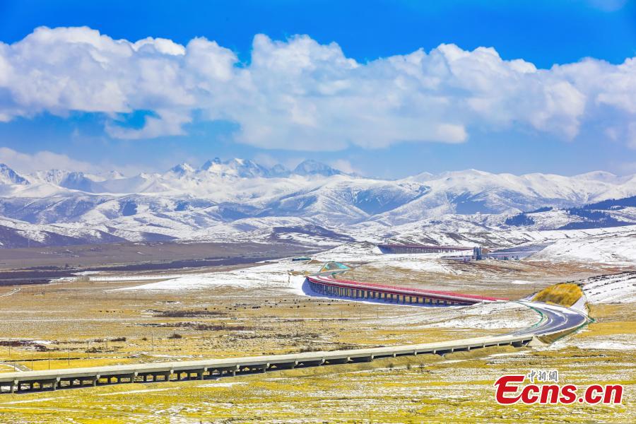 Galeria: Autoestrada serpenteia pela pradaria em Sichuan