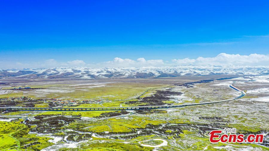 Galeria: Autoestrada serpenteia pela pradaria em Sichuan