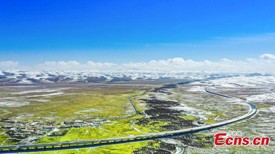 Galeria: Autoestrada serpenteia pela pradaria em Sichuan