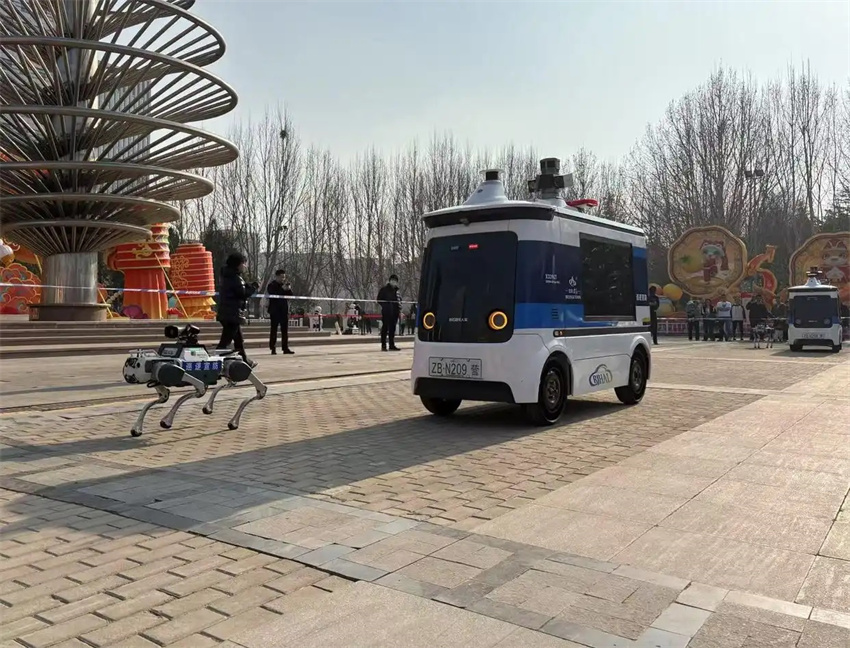 C?es robóticos patrulham parque de Beijing