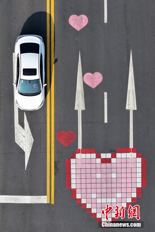 Ponte Puyun em Nanjing, leste da China, encanta com padr?es de cora??o