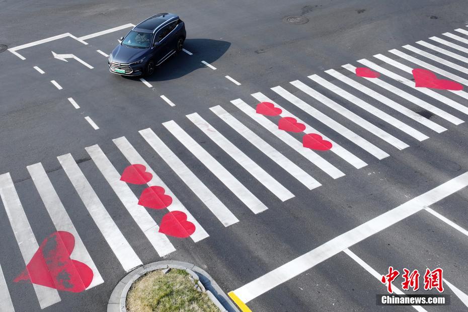 Ponte Puyun em Nanjing, leste da China, encanta com padr?es de cora??o