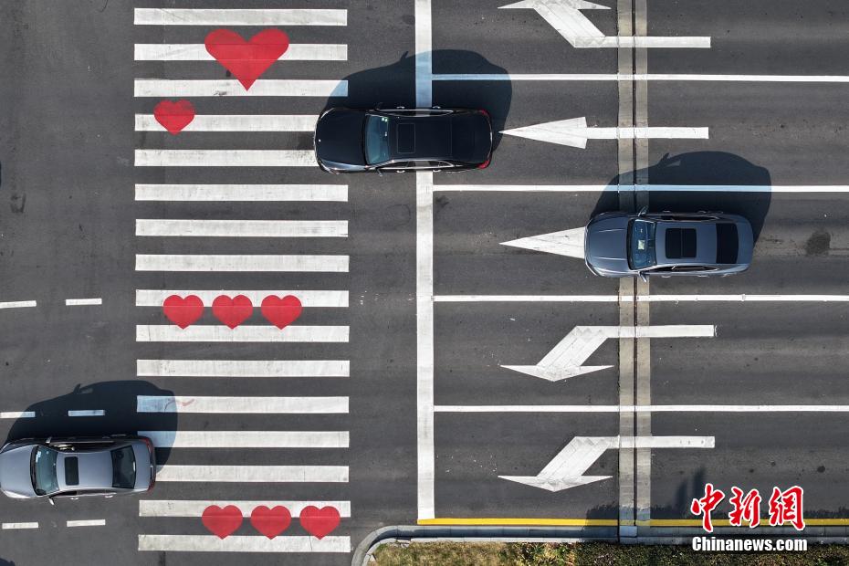 Ponte Puyun em Nanjing, leste da China, encanta com padr?es de cora??o