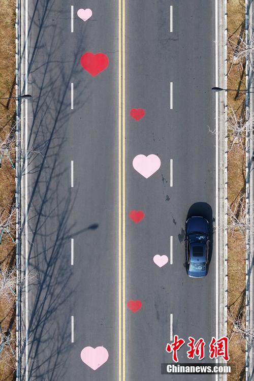 Ponte Puyun em Nanjing, leste da China, encanta com padr?es de cora??o