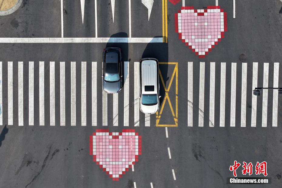 Ponte Puyun em Nanjing, leste da China, encanta com padr?es de cora??o