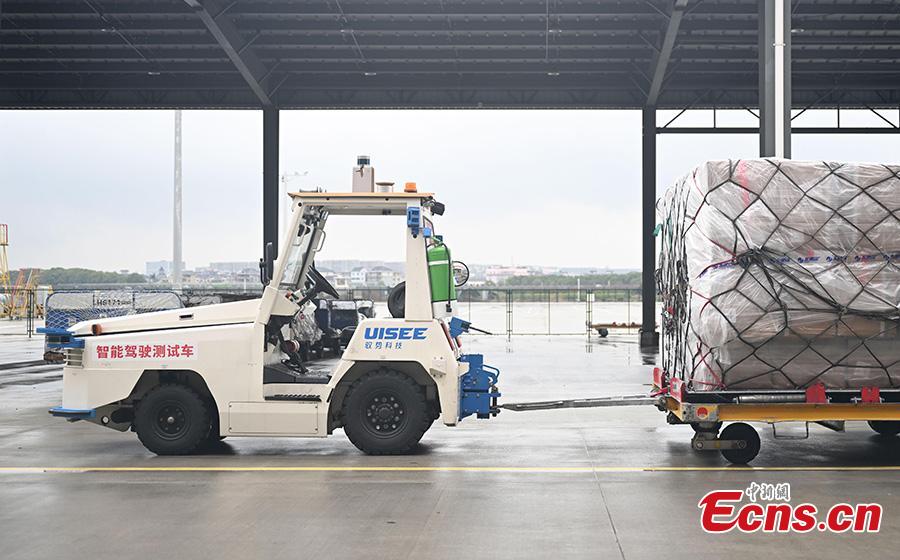 Tratores de carga aut?nomos concluem teste rodoviário no aeroporto de Hangzhou