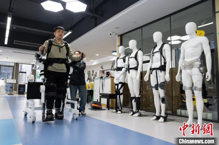 Hangzhou: rob?s exoesqueletos ajudam pessoas com deficiência a se locomoverem