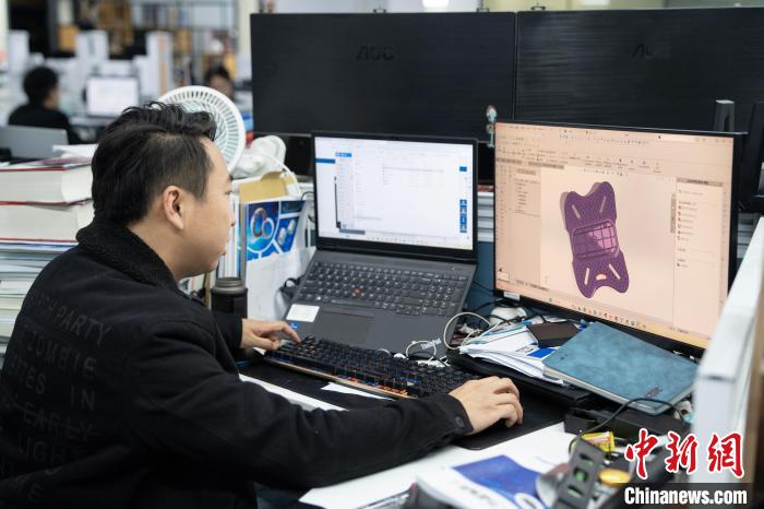 Hangzhou: rob?s exoesqueletos ajudam pessoas com deficiência a se locomoverem