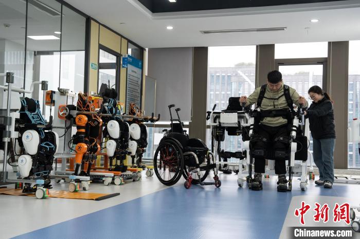 Hangzhou: rob?s exoesqueletos ajudam pessoas com deficiência a se locomoverem