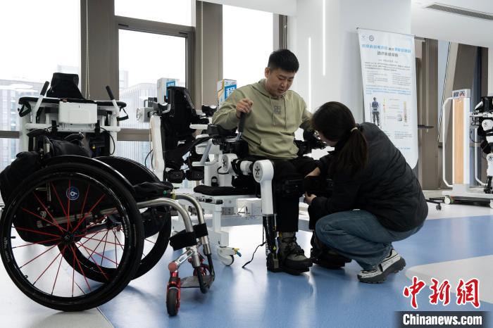 Hangzhou: rob?s exoesqueletos ajudam pessoas com deficiência a se locomoverem