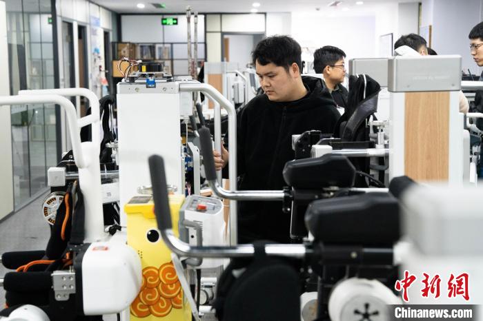 Hangzhou: rob?s exoesqueletos ajudam pessoas com deficiência a se locomoverem