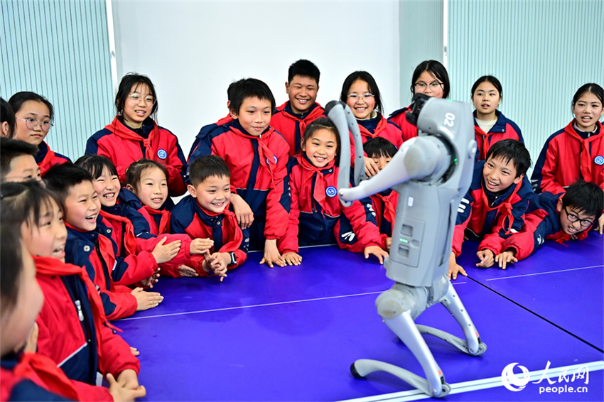 Jiangxi: eocola proporciona aos alunos oportunidades de aprender IA