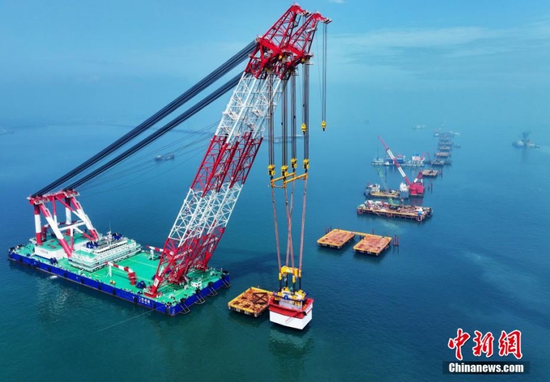 Píer de 3.000 toneladas métricas i?ado em posi??o para a Ponte Xiamen-Kinmen