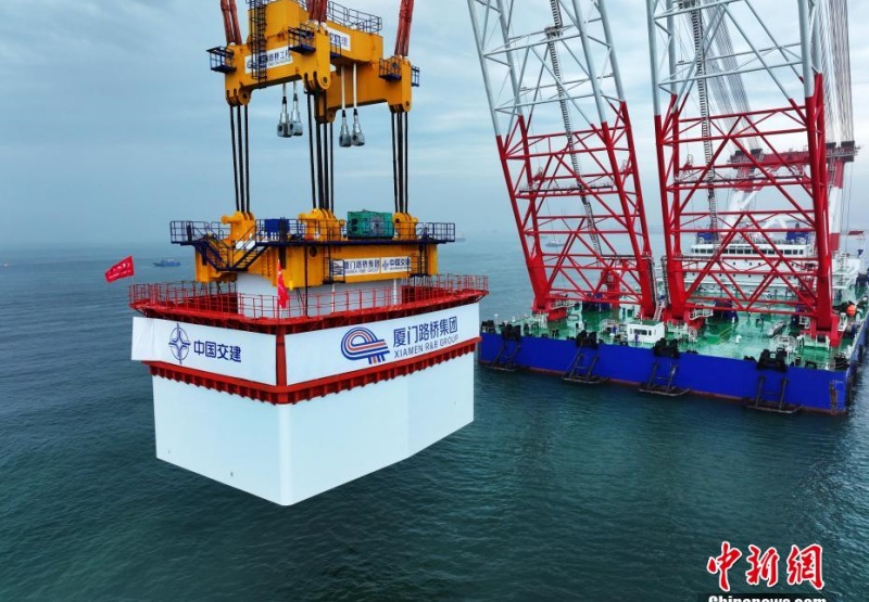 Píer de 3.000 toneladas métricas i?ado em posi??o para a Ponte Xiamen-Kinmen