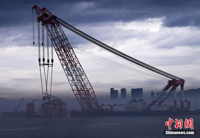 Píer de 3.000 toneladas métricas i?ado em posi??o para a Ponte Xiamen-Kinmen