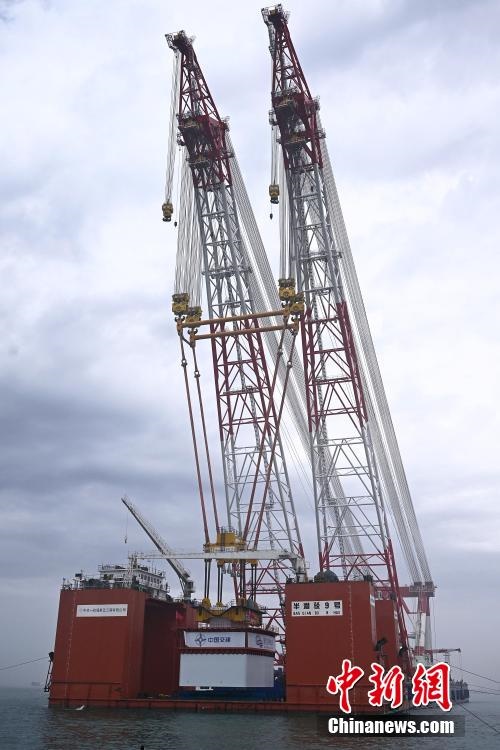 Píer de 3.000 toneladas métricas i?ado em posi??o para a Ponte Xiamen-Kinmen