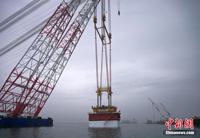 Píer de 3.000 toneladas métricas i?ado em posi??o para a Ponte Xiamen-Kinmen