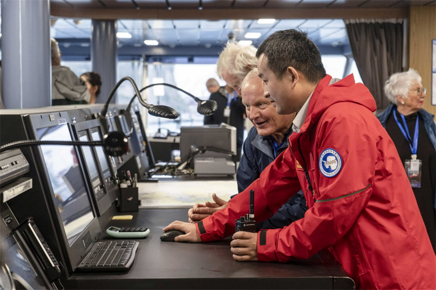 Quebra-gelo chinês Xuelong 2 abre para visitantes na Nova Zelandia
