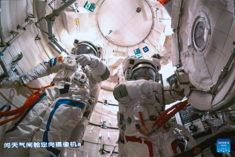 Tripula??o da Shenzhou-19 completa terceira atividade extraveicular