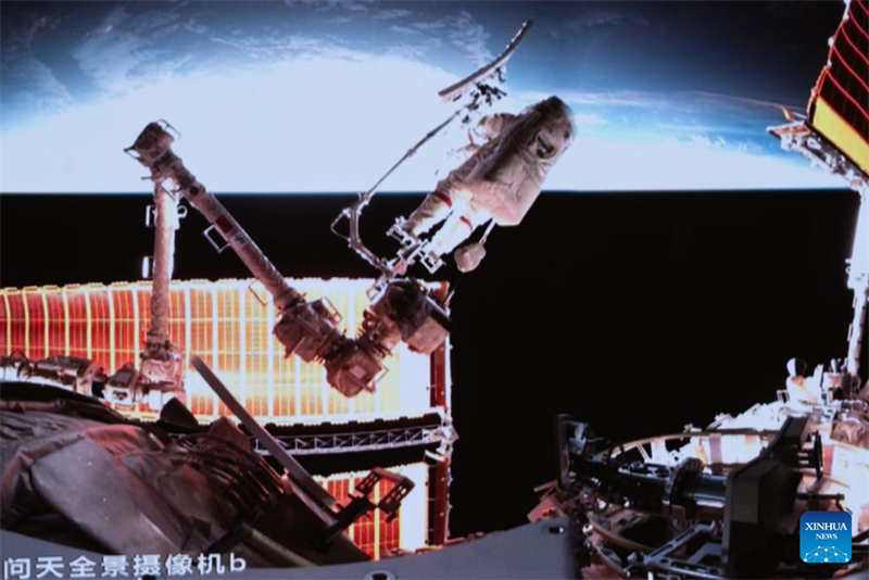 Tripula??o da Shenzhou-19 completa terceira atividade extraveicular