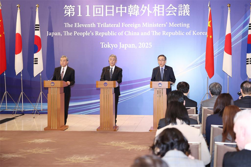 China, Jap?o e República da Coreia concordam em aumentar confian?a mútua e aprofundar coopera??o, diz Wang Yi