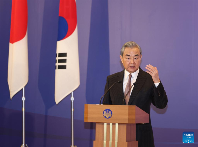 China, Jap?o e República da Coreia concordam em aumentar confian?a mútua e aprofundar coopera??o, diz Wang Yi