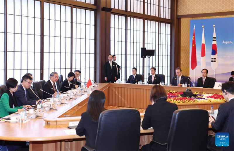 China, Jap?o e República da Coreia concordam em aumentar confian?a mútua e aprofundar coopera??o, diz Wang Yi