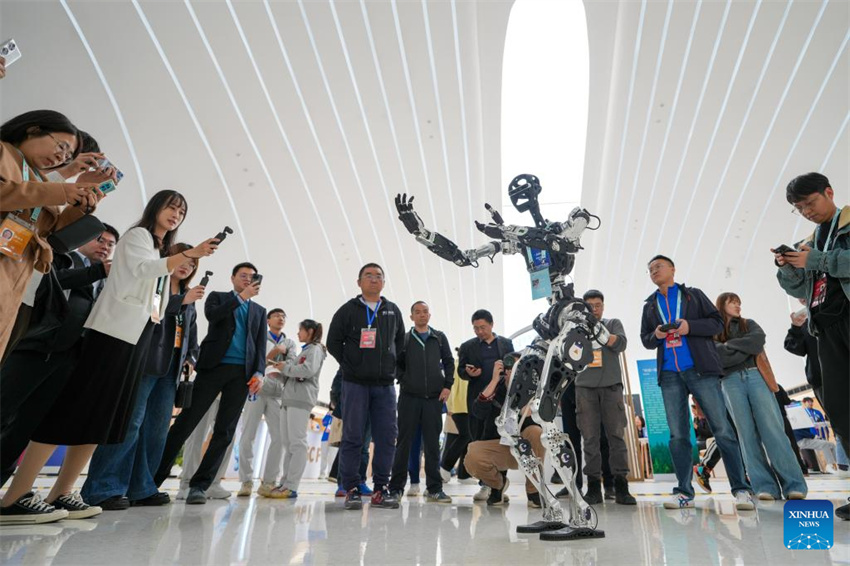 Rob?s humanoides em destaque no Fórum Zhongguancun de 2025