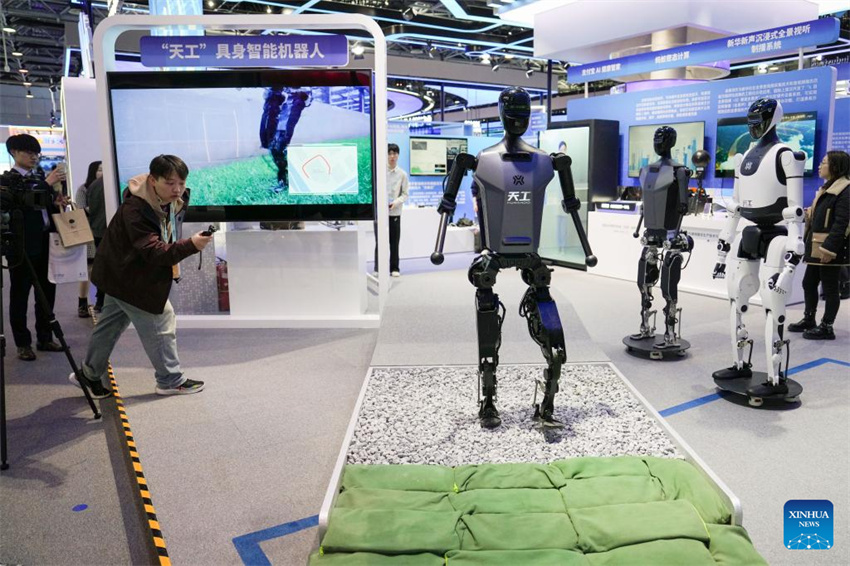 Rob?s humanoides em destaque no Fórum Zhongguancun de 2025