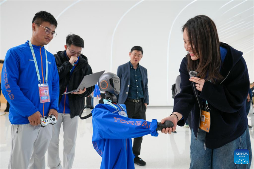 Rob?s humanoides em destaque no Fórum Zhongguancun de 2025