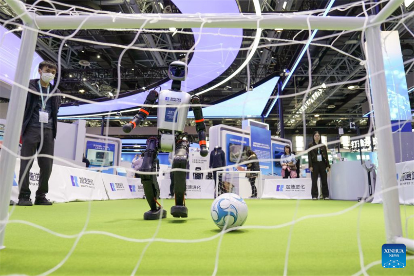 Rob?s humanoides em destaque no Fórum Zhongguancun de 2025