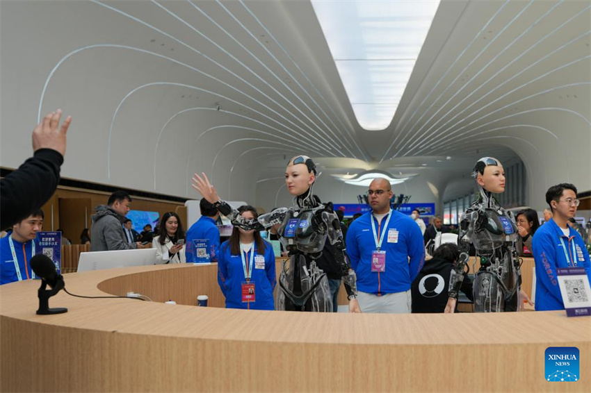 Rob?s humanoides em destaque no Fórum Zhongguancun de 2025