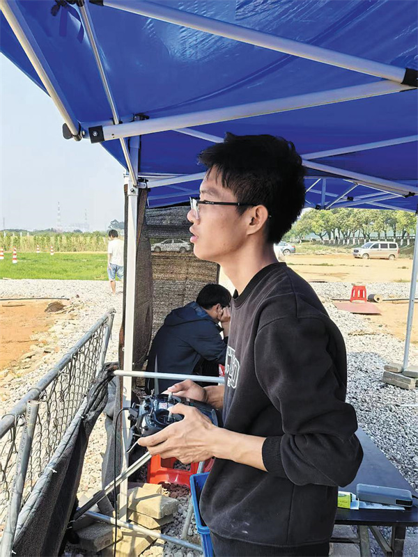 Alunos praticam em centro de treinamento de drones