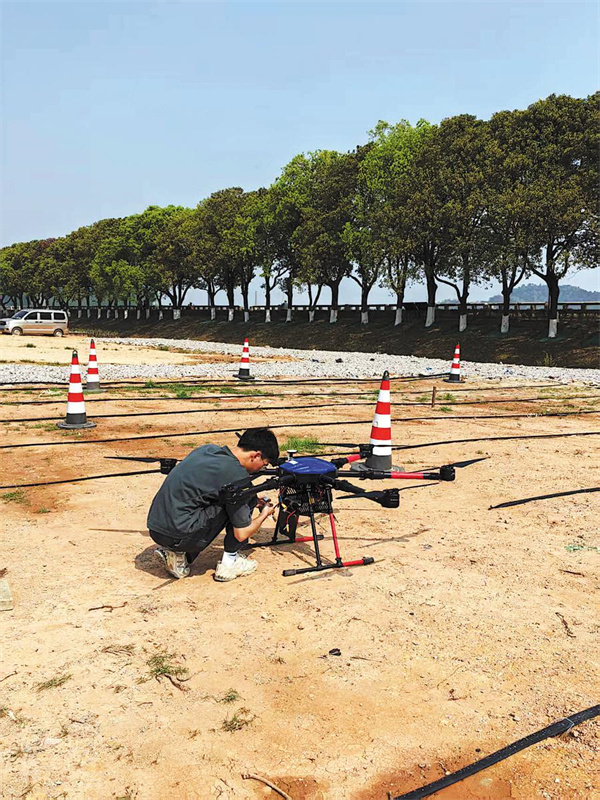 Alunos praticam em centro de treinamento de drones