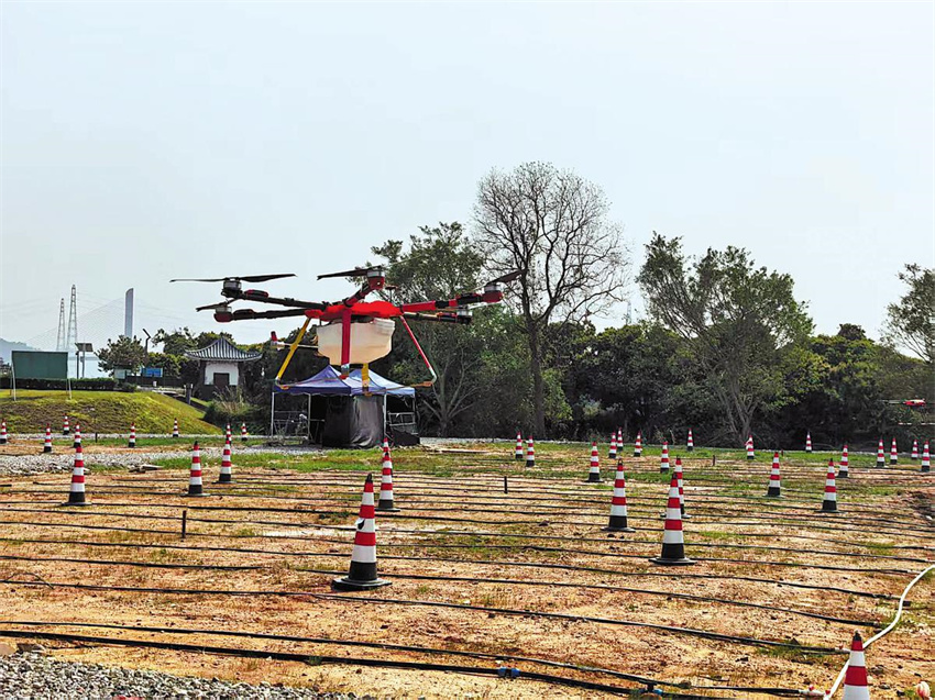 Alunos praticam em centro de treinamento de drones