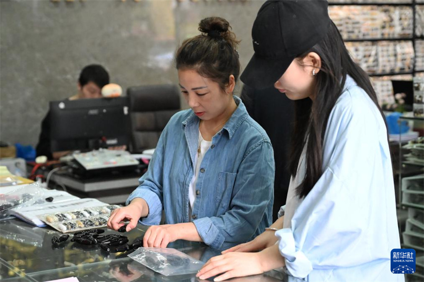 Zhejiang: Pequenos bot?es trazem grande mercado