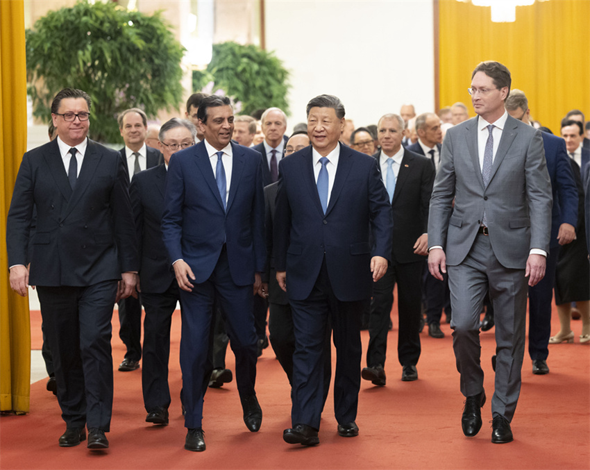 Xi Jinping reúne-se com representantes da comunidade empresarial internacional