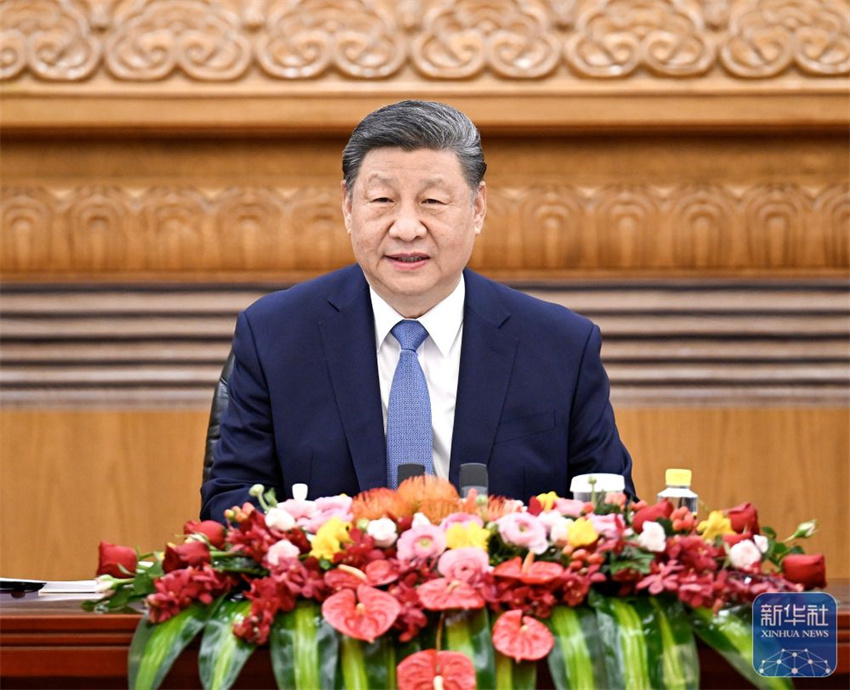 Xi Jinping reúne-se com representantes da comunidade empresarial internacional