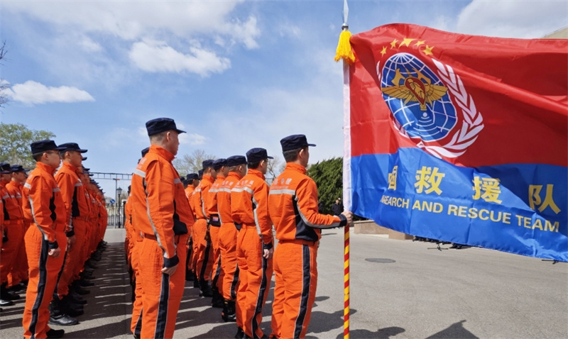 Equipe de resgate da China viaja à área do terremoto em Mianmar para miss?o internacional