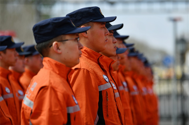 Equipe de resgate da China viaja à área do terremoto em Mianmar para miss?o internacional